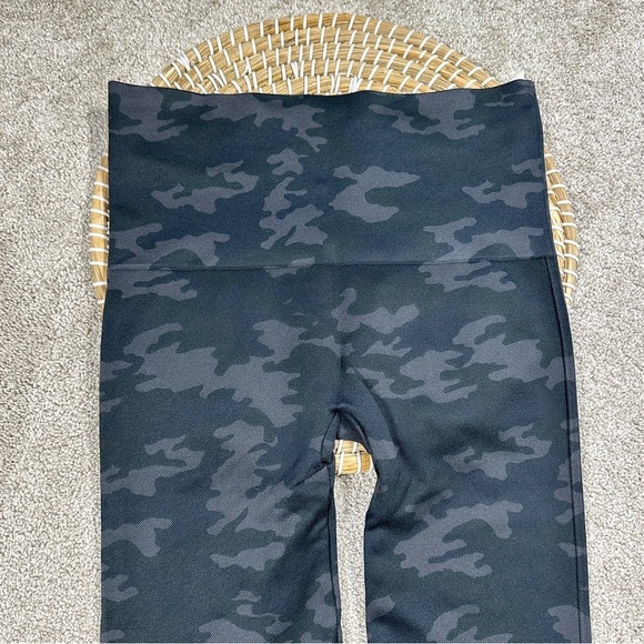 SPANX Look At Me Now Seamless Leggings High Rise in Black Camo Size L - Picture 6 of 15